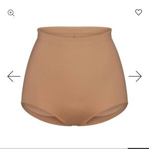 SKIMS BODY BUTT ENHANCING PADDED BRIEF
SIENNA / M.